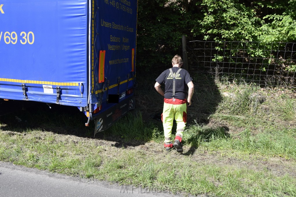 LKW in Boeschung A 3 Rich Frankfurt Hoehe Roesrath Lohmar P016.JPG - Miklos Laubert